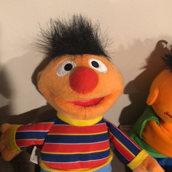 Sesame Street Ernie and Huggable Ernie, Elmo, 2 Kermits, & ornaments Ms Piggy - Picture 6 of 17